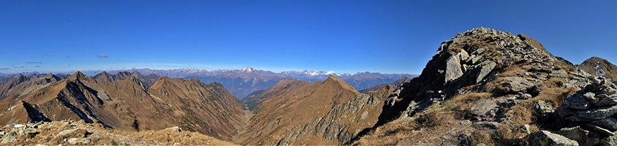 Splendida vista sulla Valcervia sul cui fondo al centro si alza il Monte Disgrazia 